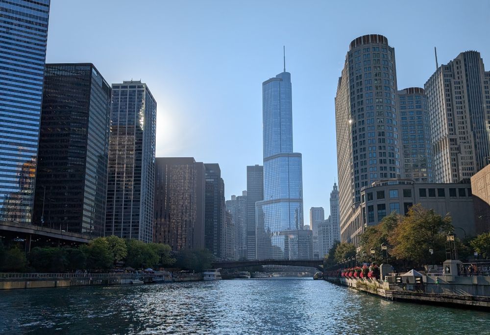 Plavba po řece mezi mrakodrapy